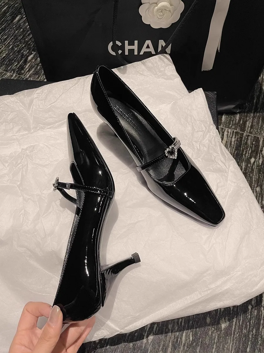 

Rhinestone Love Buckle Mid-Heel Patent Leather Shoes Black Stiletto Pointed Toe Pumps Women Wedding Shoes Chaussure Femme