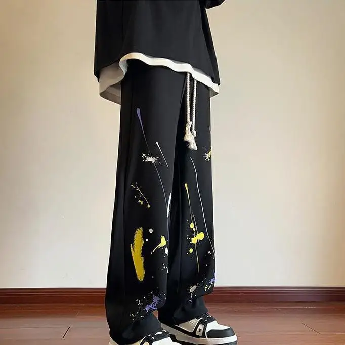 Рисунок 4 - Дизайнерские спортивные брюки с граффити