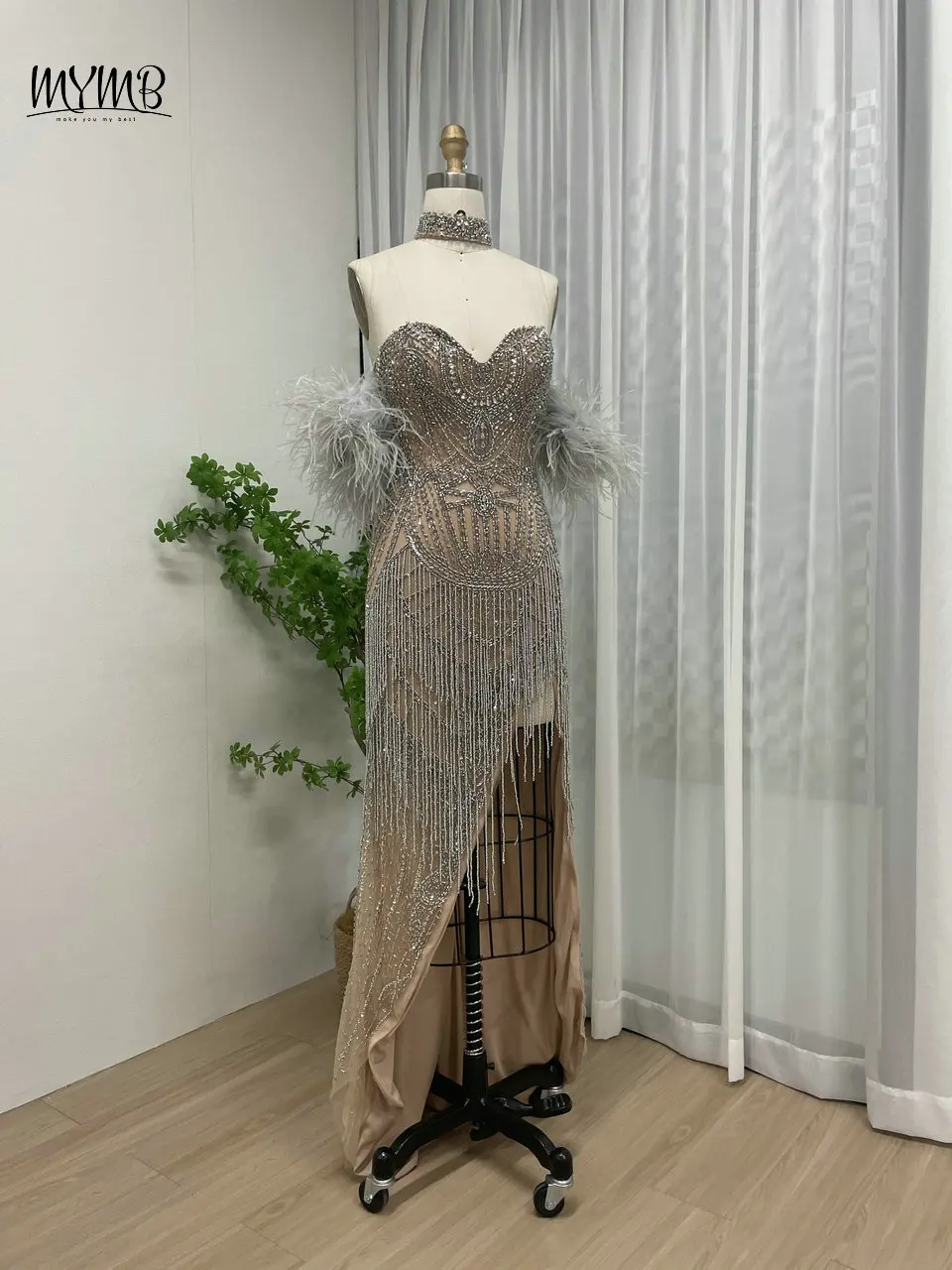 MYMB Nude Sexy High Slit Mermaid Dubai Formelles Partykleid für besondere Anlässe Luxuriöses trägerloses Perlen-Federn-Quasten-Abendkleid – Detail 9