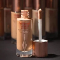 Charlotte Tilbury CT Highlighter Foundation : Poudre compacte hydratante et illuminatrice pour un maquillage longue tenue 2