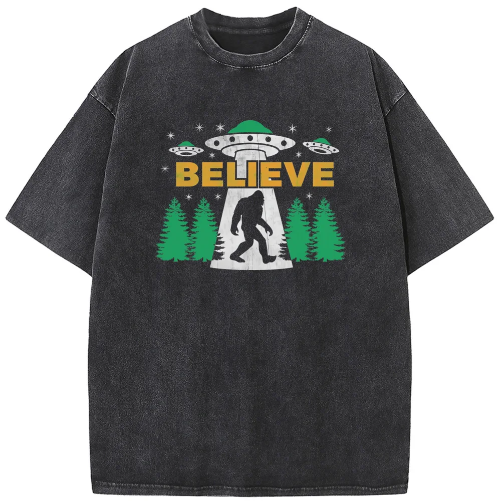 

Alien and Bigfoot Men's Short-Sleeved T-shirt 90s vintage unisex washed old T-shirt Unisex Breathable Casual Tees
