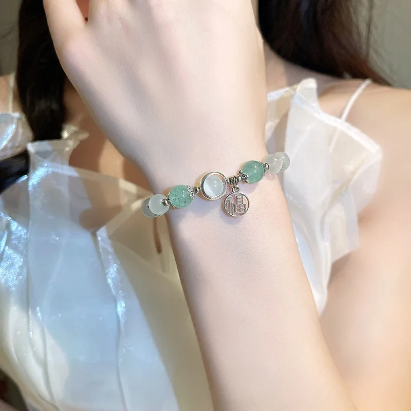 あなたにおすすめの商品 白い花の葉のブレスレット チャーム付きの