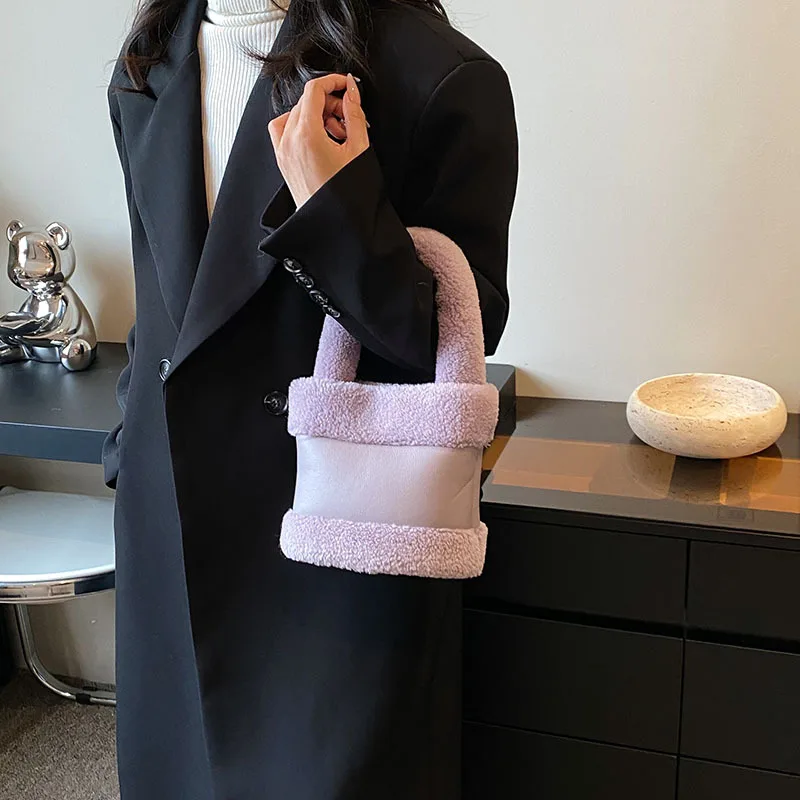 2023 New Winter Design Faux Fur Women Handbags Retro Plush Cute Ladies Clutch Purse Soft Fluffy Bucket Tote Bag Small Bolsos