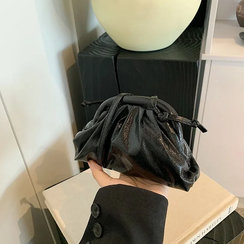 اليد النسائية المعدنية المكشكشة محفظة أنيقة للنساء الفاخرة مطوي الكتف حقيبة كروسبودي السيدات لامعة مساء المحفظة