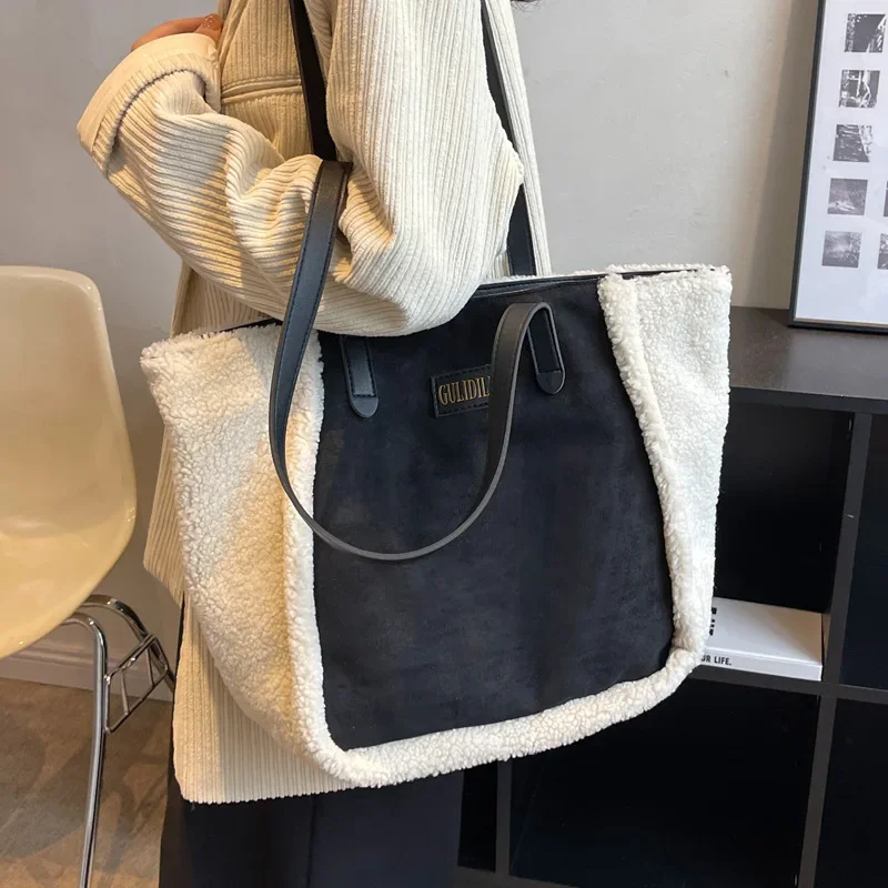 

Winter Plush Shoulder Bag Overlarge Lambswool Tote Bags for Women Bat Shaped Women's Designer Handbag Warm Soft Faux Fur Bag New