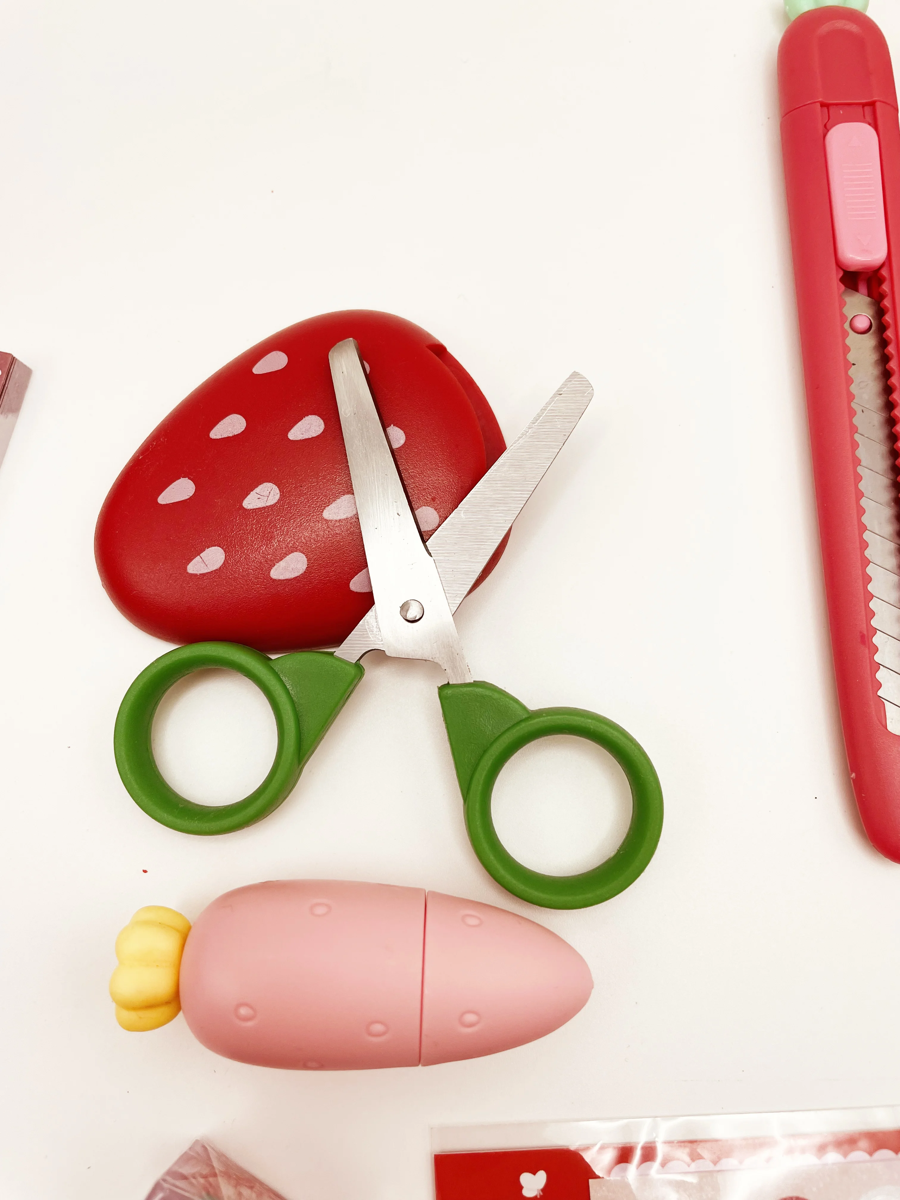 SKYSONIC 20pcs Stationery Set Strawberry Carrot Series Kids Gift Set Pen Holder Memo Note Gel Pen Student School Suppliers