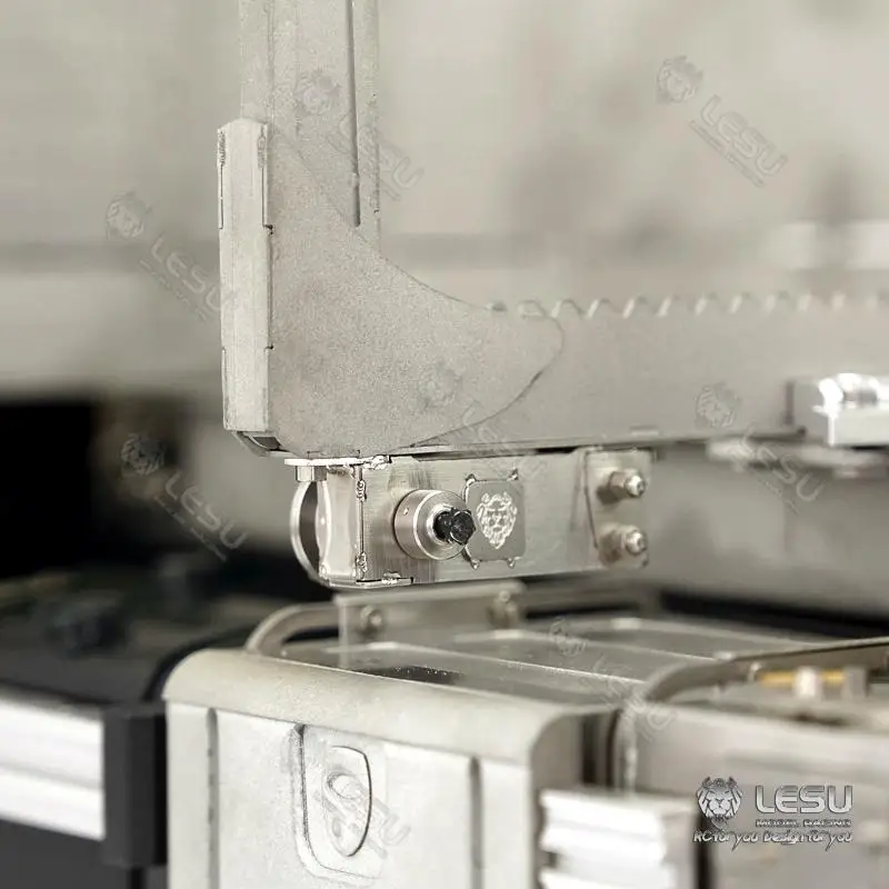 

1/14 Truck model simulates metal hand winch