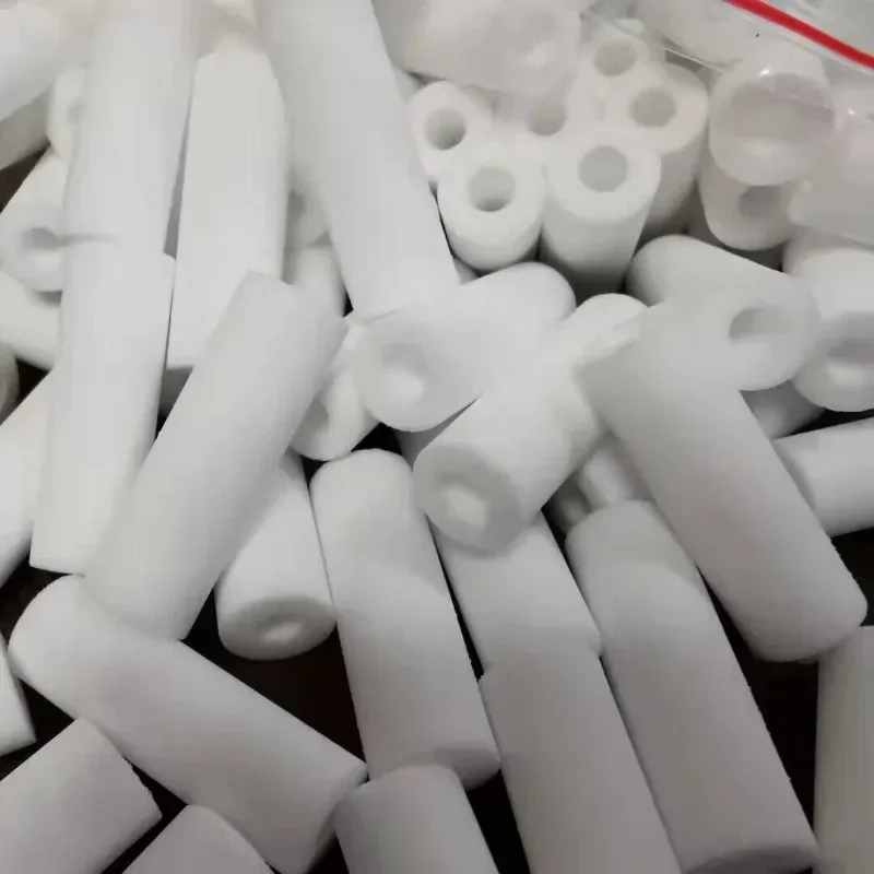 Lot de 200 filtres 9/4x27mm pour injecteur poudre IG06, empilés sur fond blanc