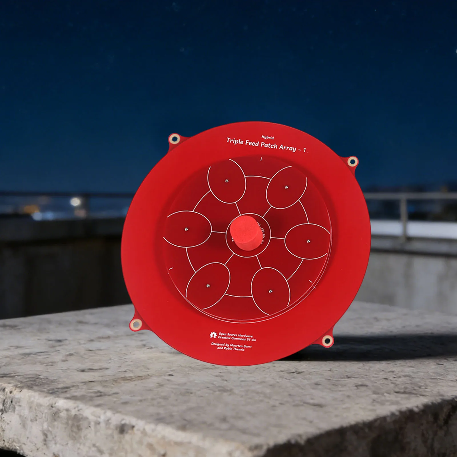 Antenne patch 5.8GHz 14dBi LHCP RHCP posée sur une surface plane, montrant son design compact pour longue portée.