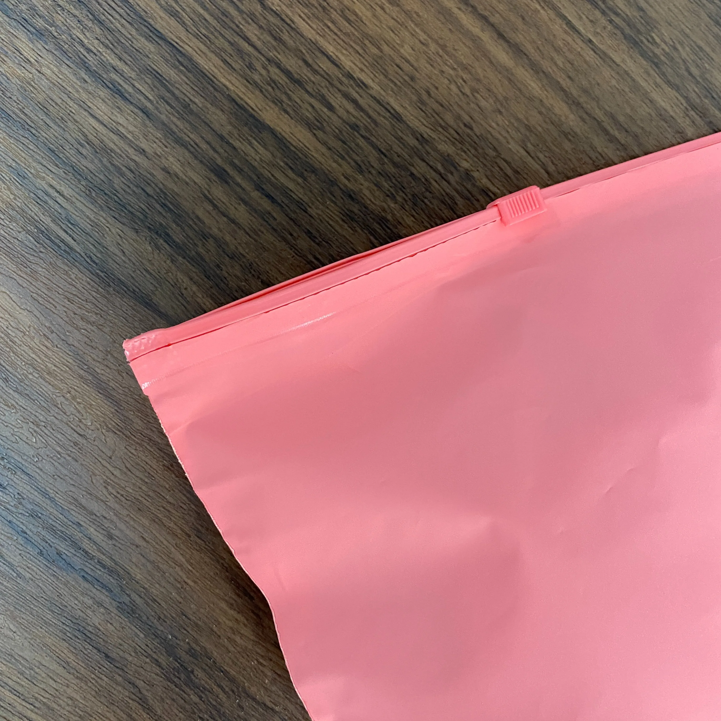 Mattschwarz gefrostete Reißverschlusstasche, individueller Kunststoff-Versand-T-Shirt-Druckverschluss, Kleidungsverpackungsbeutel, Kleidersack, 100 Stück – Detail 7