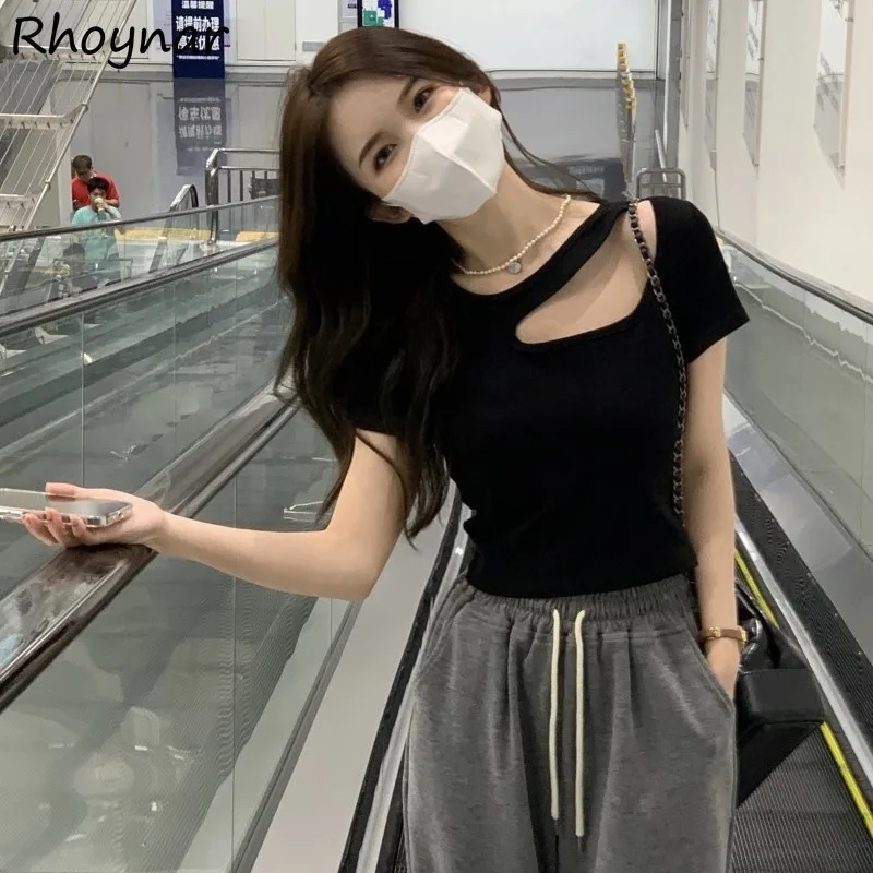 

Однотонные футболки для женщин, дизайнерские простые универсальные топы с вырезами в Корейском стиле, укороченные летние модные повседневные футболки для девушек для колледжа