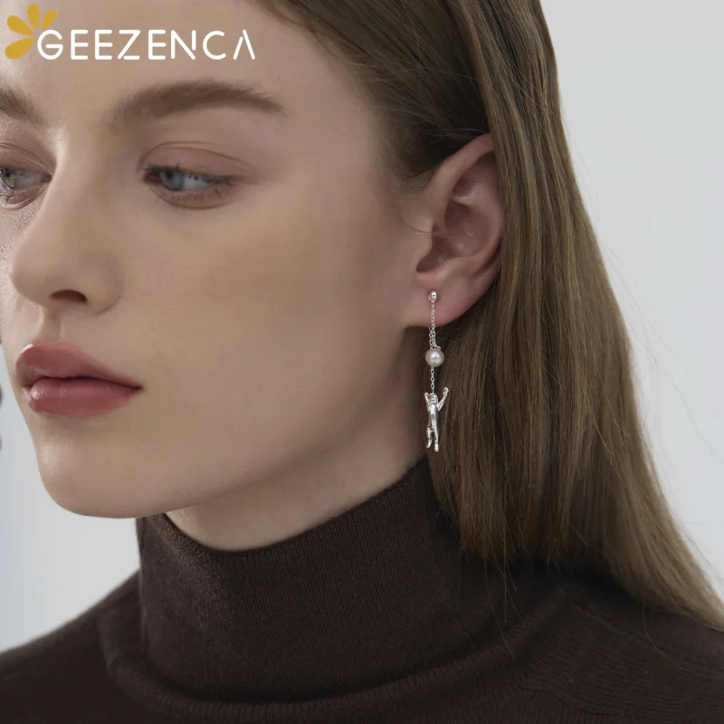 GEEZENCA 골드 도금 고양이, 진주 달린 귀걸이, 귀여운 새끼 고양이, 공 놀이, 긴 술 귀걸이