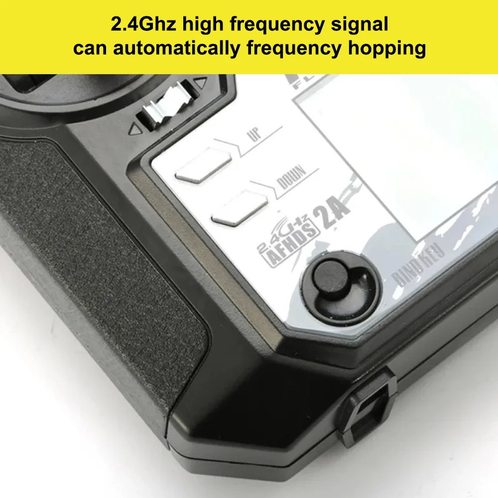 Côté droit de l'émetteur Flysky FS-i6X avec interrupteurs et potentiomètres, idéal pour le pilotage RC