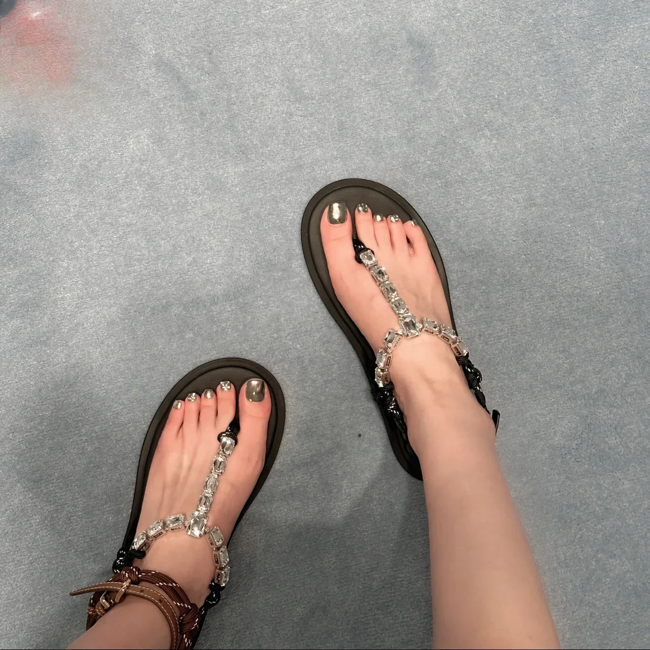 

Женские сандалии на плоской подошве, праздничные пляжные шлепанцы с мягкой подошвой, украшенные стразами, в европейском и американском стиле, лето 2024