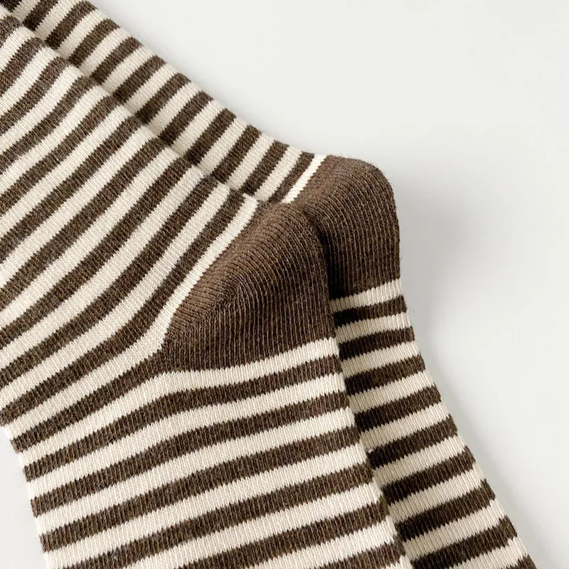 Neue Frauen Streifen Baumwolle Nette Socke Vier Saison Casual Dame Mittleren Rohr Schwarz Weiß Socken Für Frauen – Detail 12