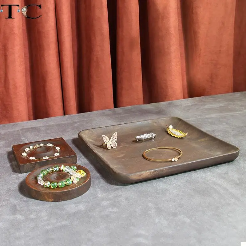 Рисунок 3 - Вешалка для демонстрации ювелирных изделий из ореха