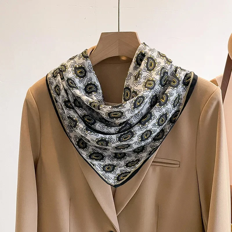 Variant cashew flower-black and white