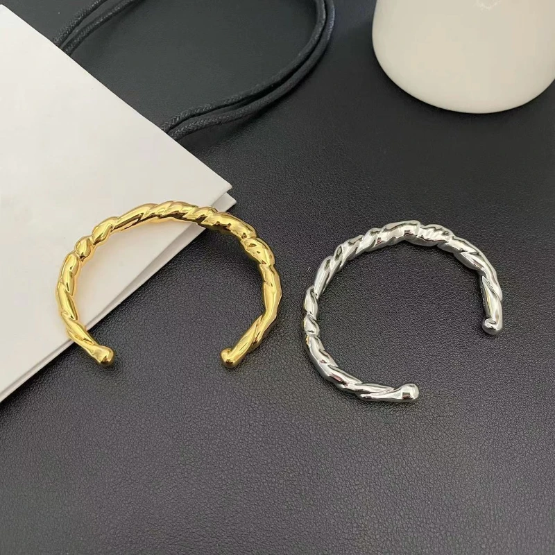 

Retro minimalist twisted pattern light luxury, high-end feeling, temperament and personality bracelet