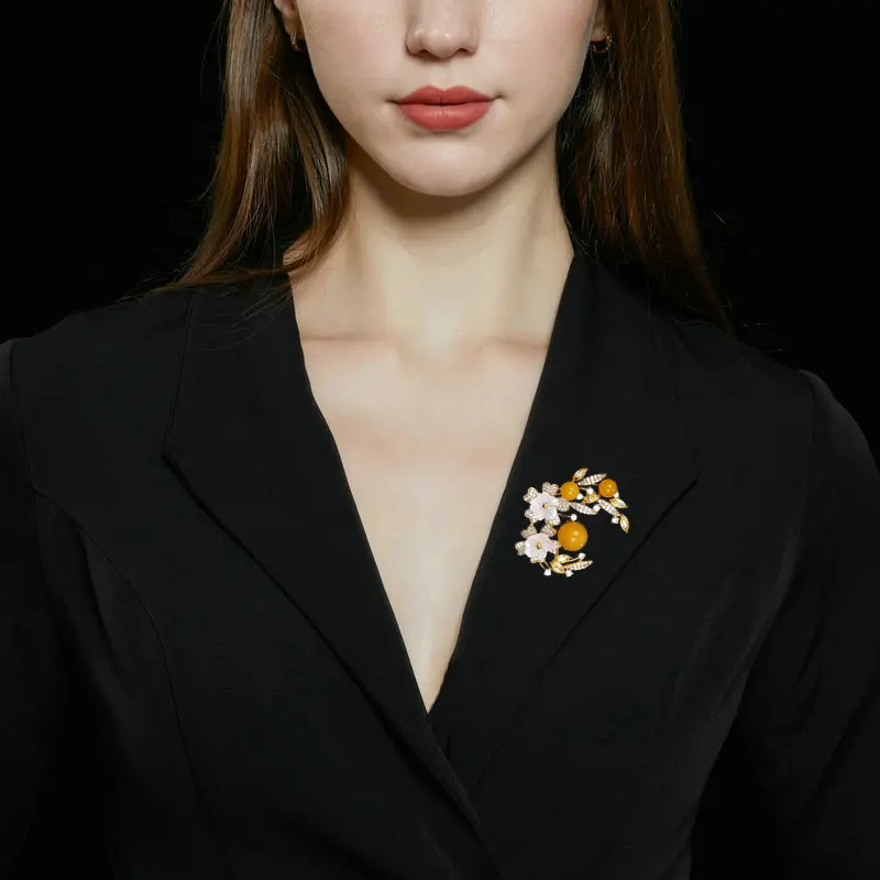 Elegant Temperament Flower Pearl Brooches Pins for Women Cubic Zirconia Mother Fritillary Brooch Luxury Wedding Corsage