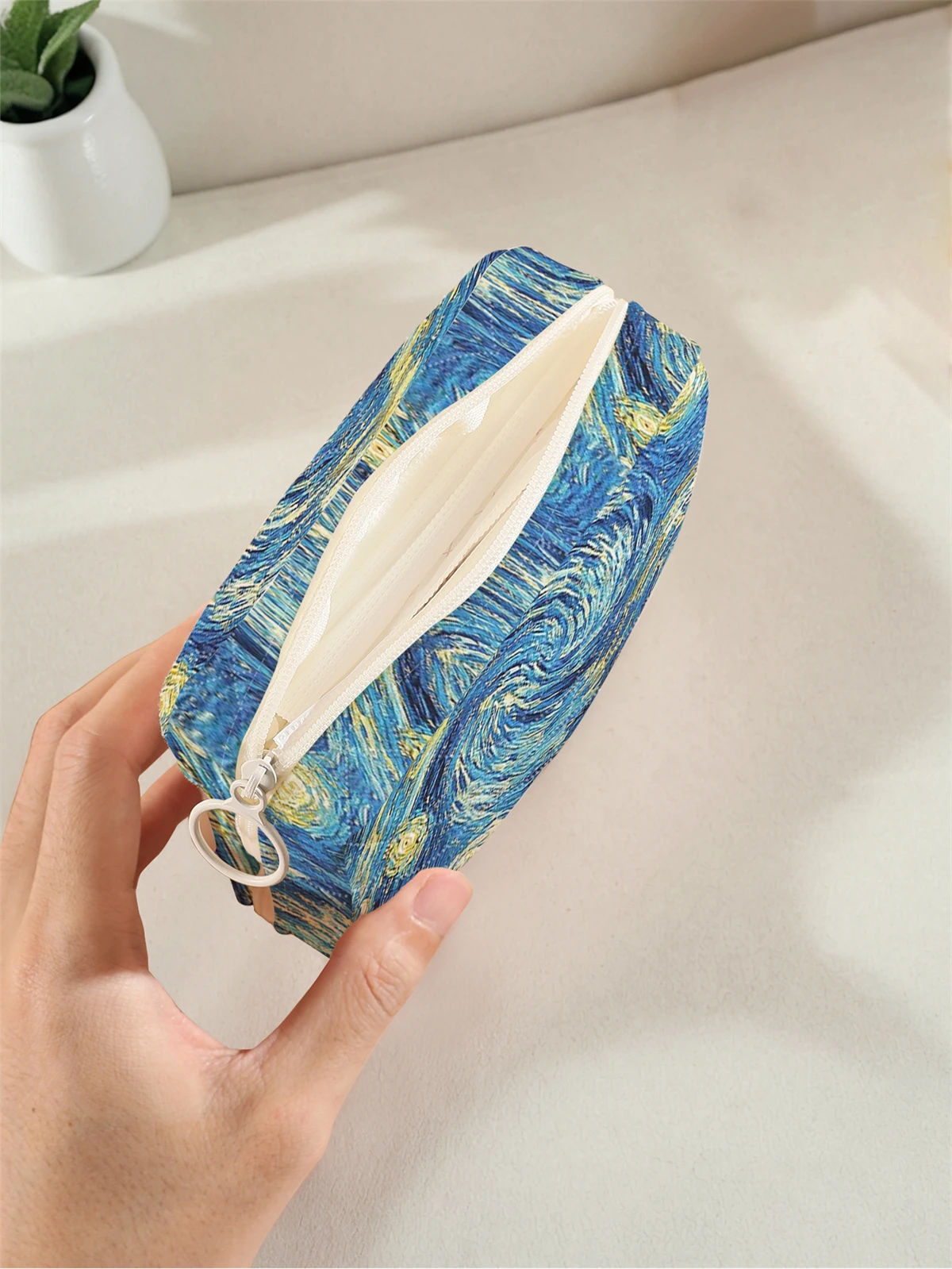 1 portable sanitary napkin storage bag, Van Gogh starry sky pattern and diamond mesh material, lightweight women's tissue bag