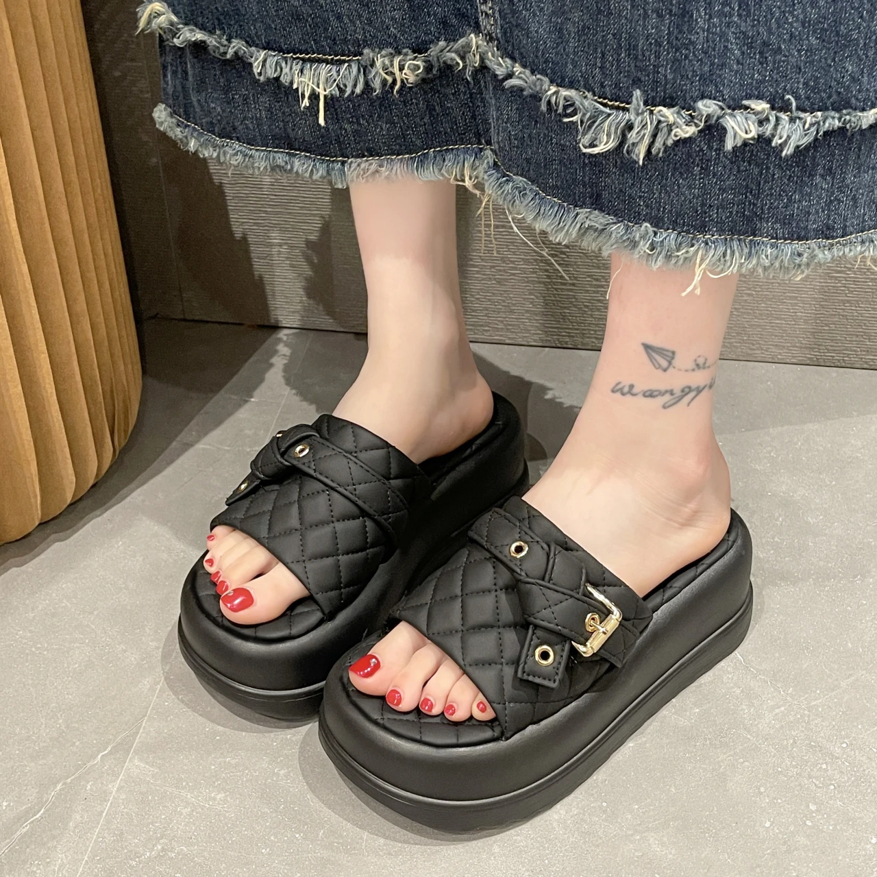 

Женские квадратные шлепанцы в стиле пэчворк с бриллиантами, новинка 2024, трендовые летние модные пляжные тапочки с инфракрасным изображением на веб-сайте для женщин