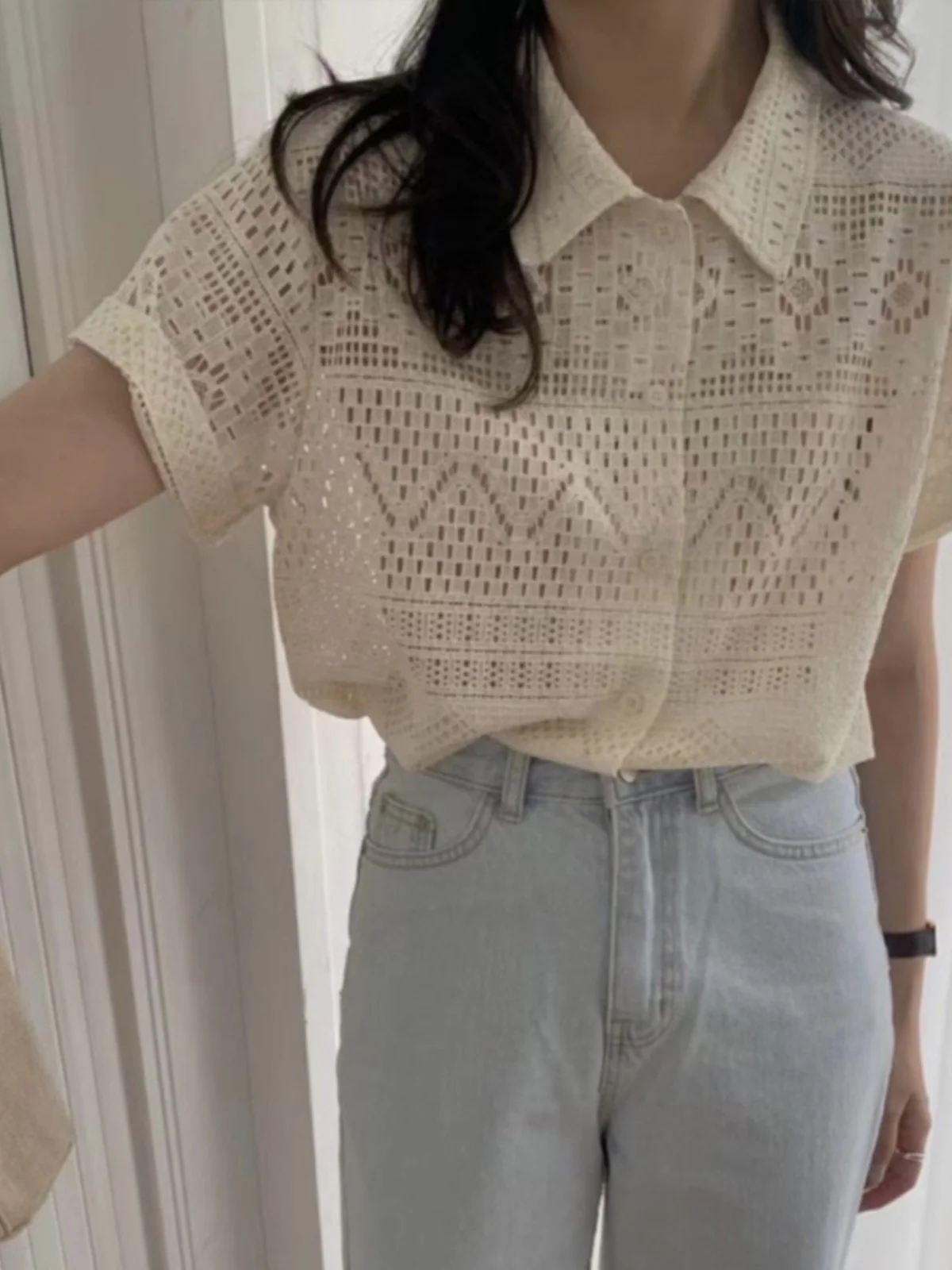 세련된 중공 폴로 칼라 레이스 반소매 셔츠 여성 여름 2023 새로운 루즈 피트 싱글 브레스트 탑 캐주얼 여성 블라우스