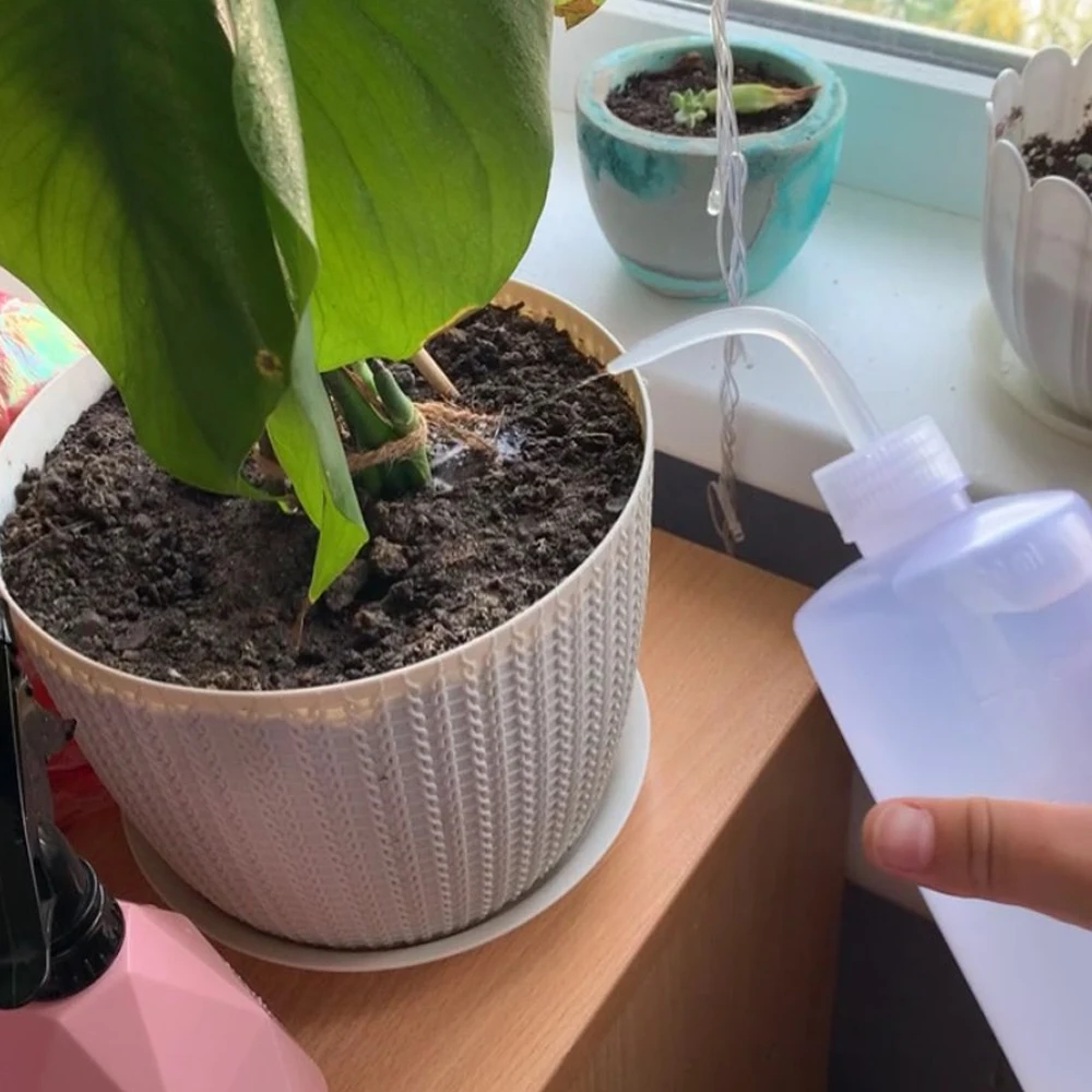 Description Picture 5 of item1/4Pcs Plants Squeeze Spray Bottles Sprinkler Kettle Watering Can for Flowers Succulents Kitchen Oil Gardening Irrigation Tools