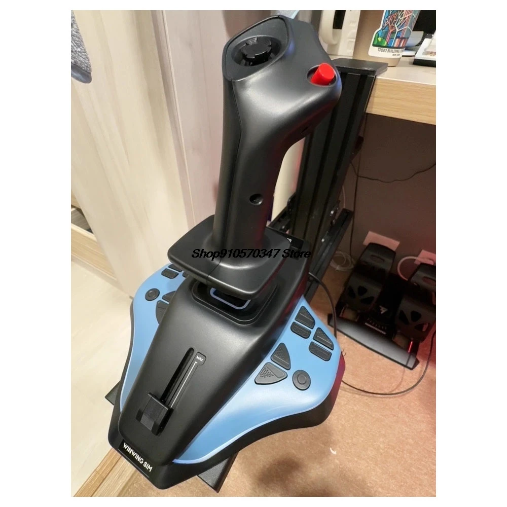 Joystick simulateur vol Airbus avec vibration, connecté à un ordinateur avec le jeu MSFS2020 en arrière-plan.