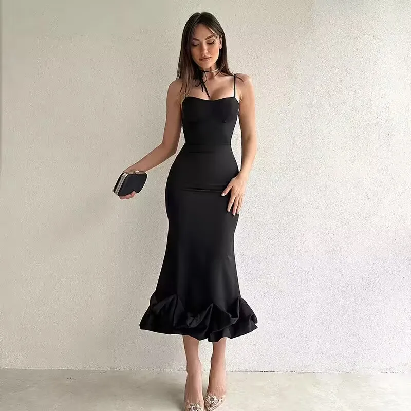 فستان أبيض بتصميم أنثوي راقٍ