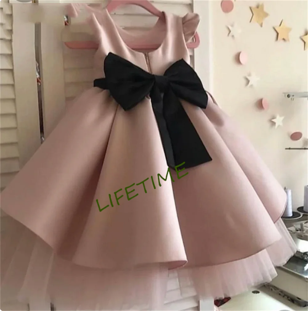 

Puffy Cute Girl Pageant Dresses Kids Bow Knot Flower Girl Dresses Baby Ruffles Layers Tired First Communion Dresses Ball Gown
