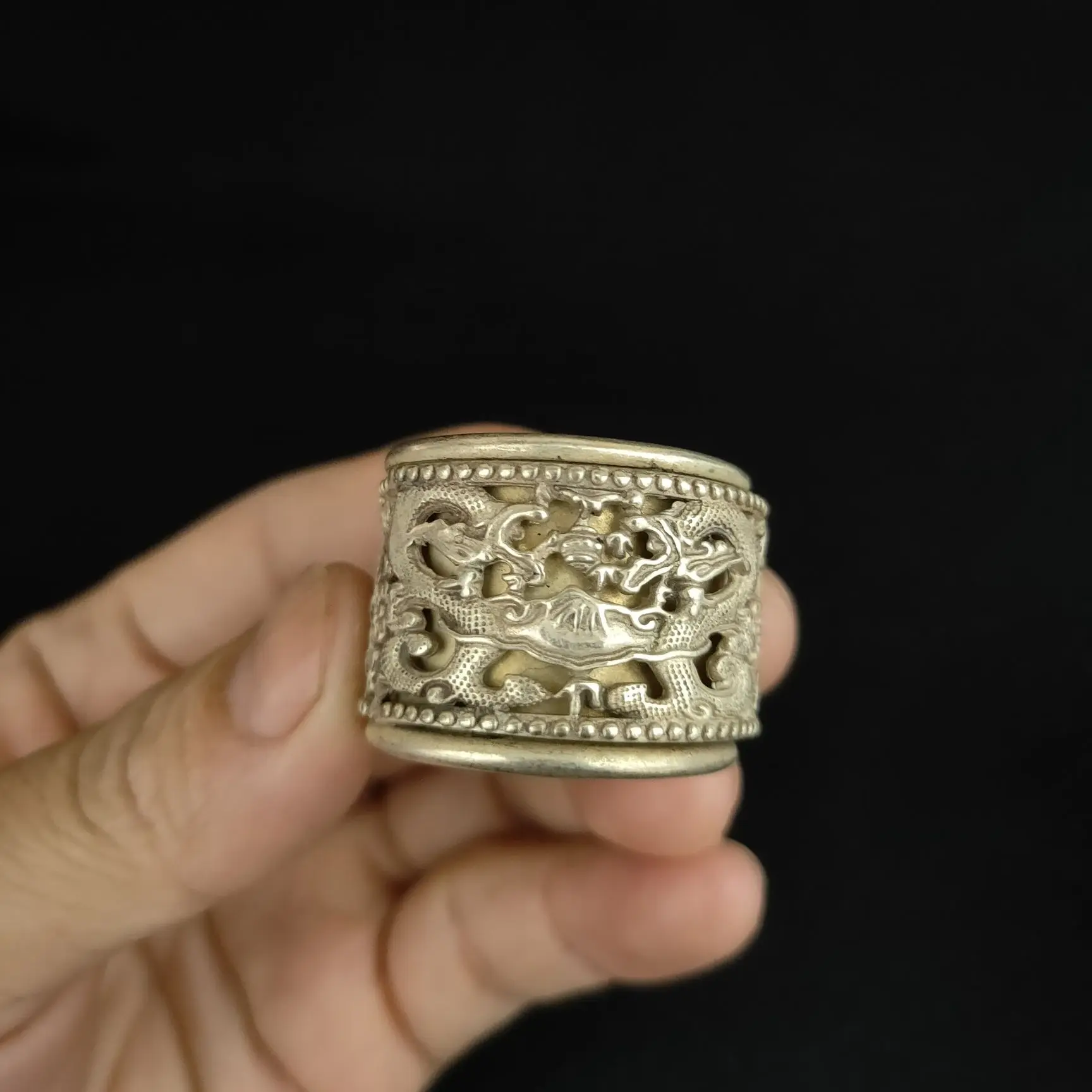 

China Elaborate Tibetan Silver Lucky Auspicious “Ssangyong”Ring Metal Handicraft Decoration Home Decoration