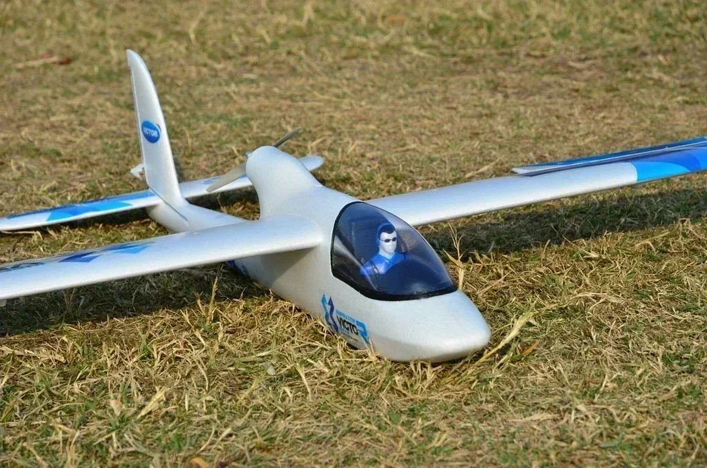 Avion RC PNP/KIT 2.4G 4CH EDF Jet Fighter posé sur le tarmac, prêt à décoller.