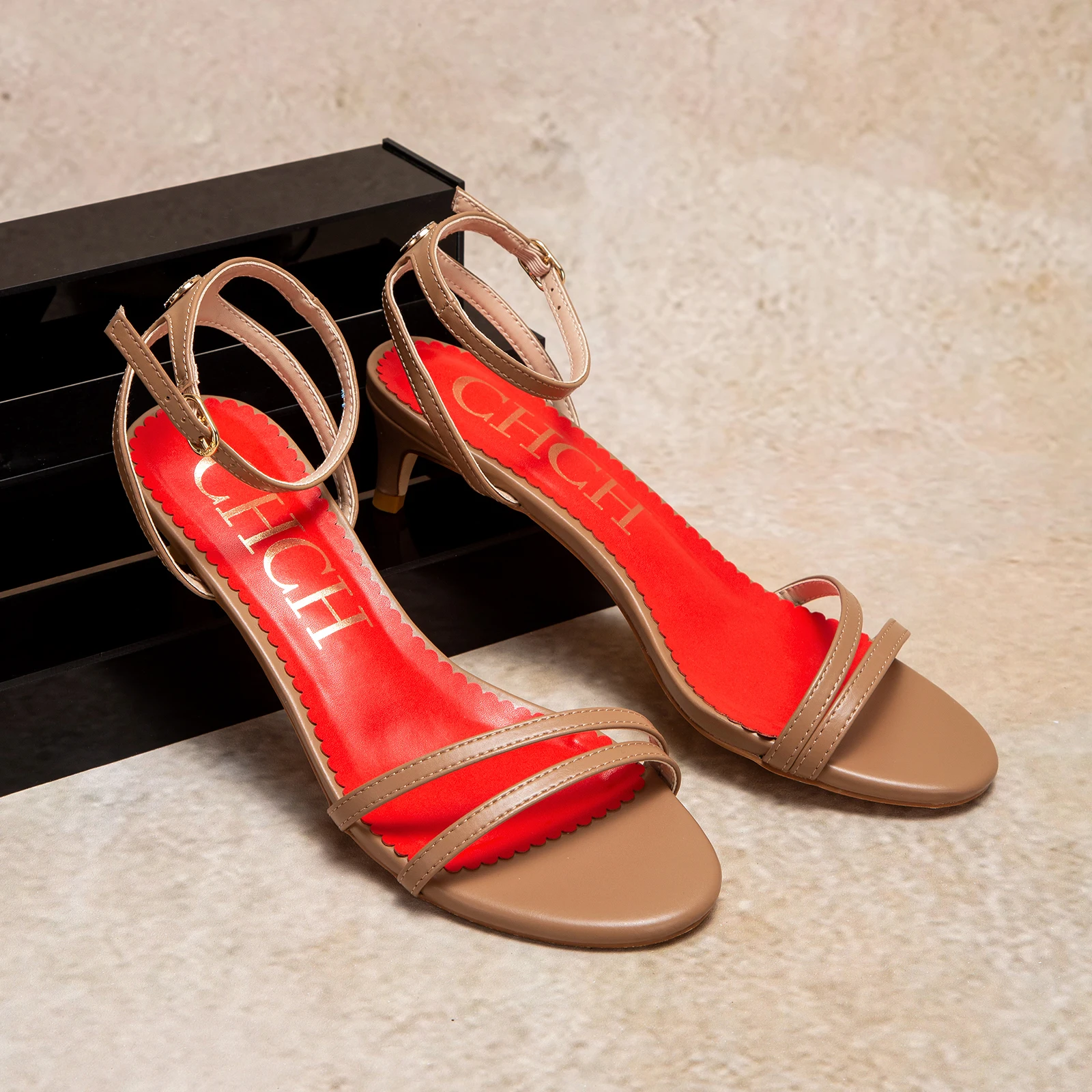 نقدم لكم صنادل نسائية مريحة وعصرية بتصميم بسيط ولو...