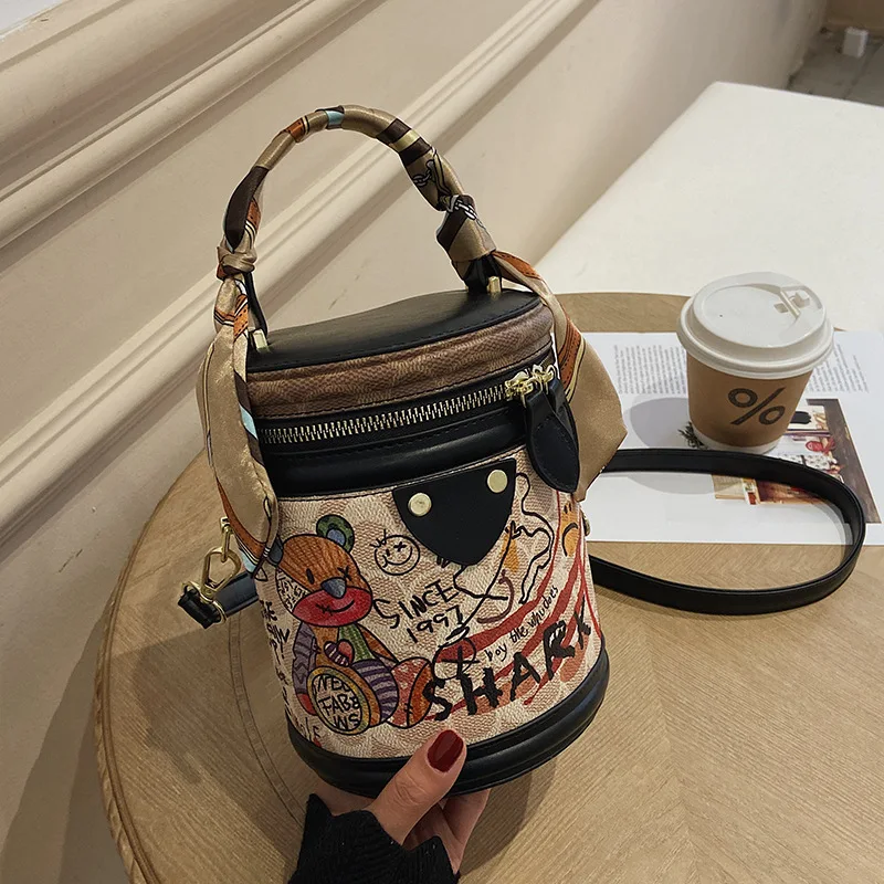 Advanced Women's Bag Network Red Little Bear Graffiti Bucket Bag 2023 New Personalized Shoulder Bag Trend Versatile Handbag