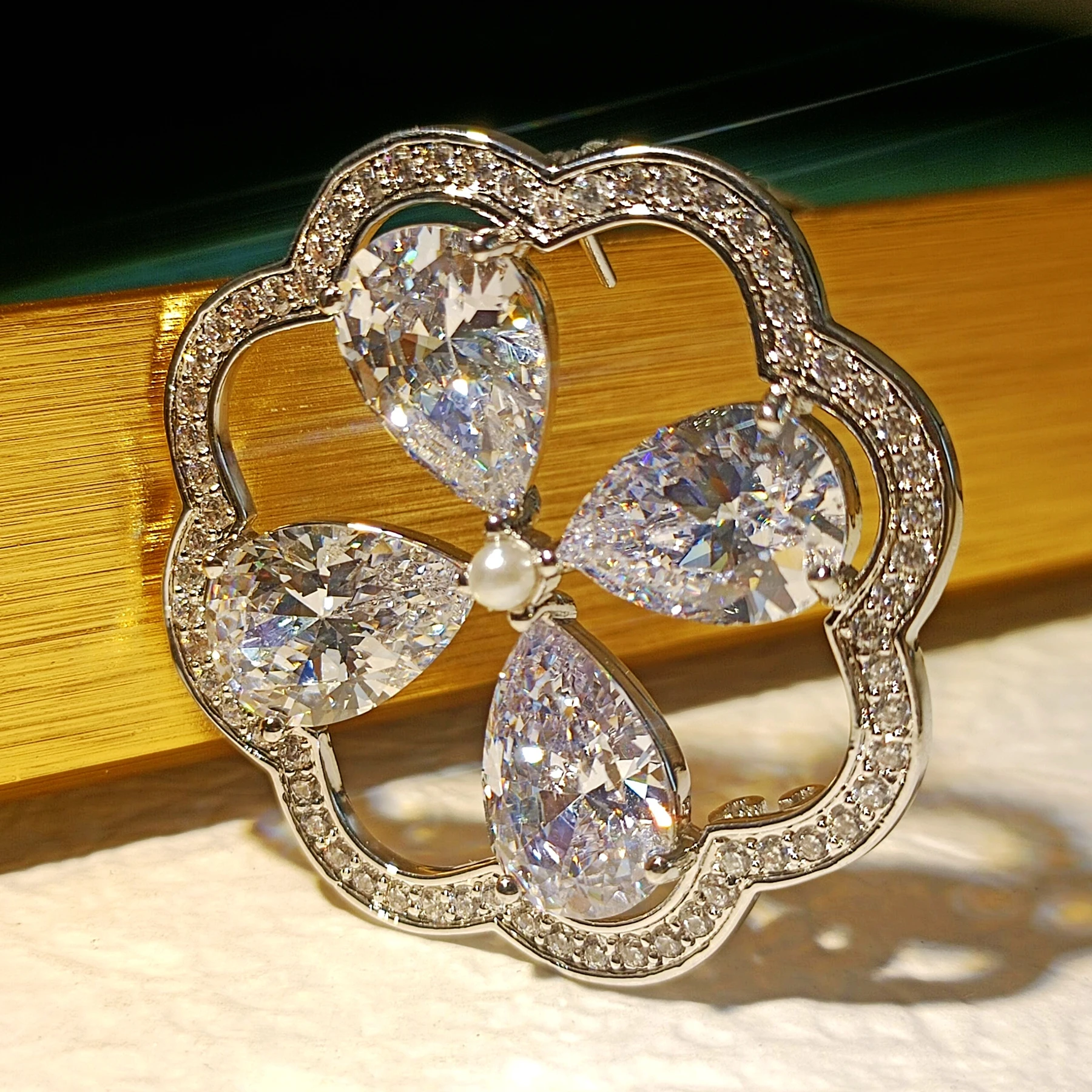 Impressive Opens Cubic Zircon Circlet Blooming 4-Petal Flower Brooches Pins with Pearl Accent Mandarin Dress Gown Accessory