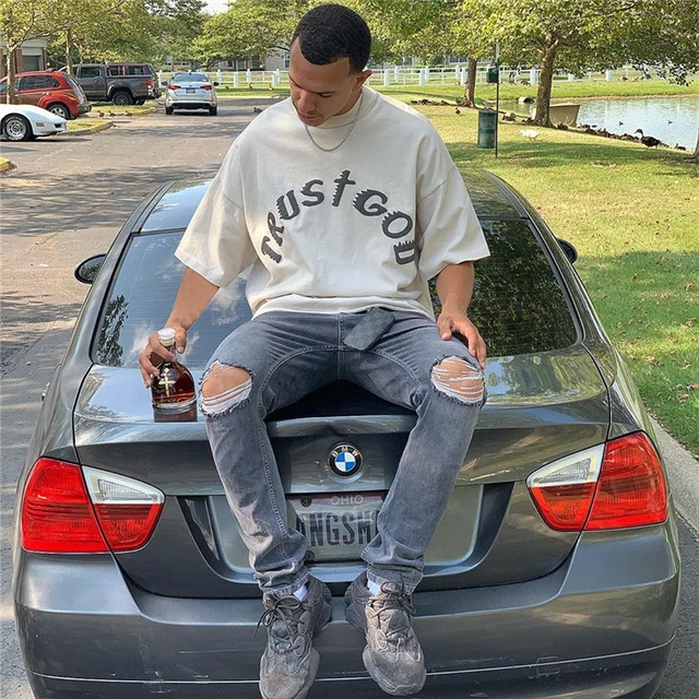 Camiseta do Sunday Service de Kanye West: Uma declaração de estilo da moda urbana