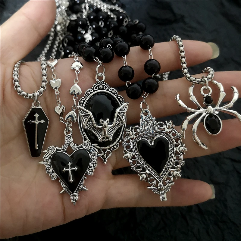 Gothic Fledermauskreuz-Anhänger mit dunklem Dornenherz und schwarzer Perlenkette, personalisierter Y2K-Halloween-Charm, Grunge-Schmuckgeschenk_voghion.com