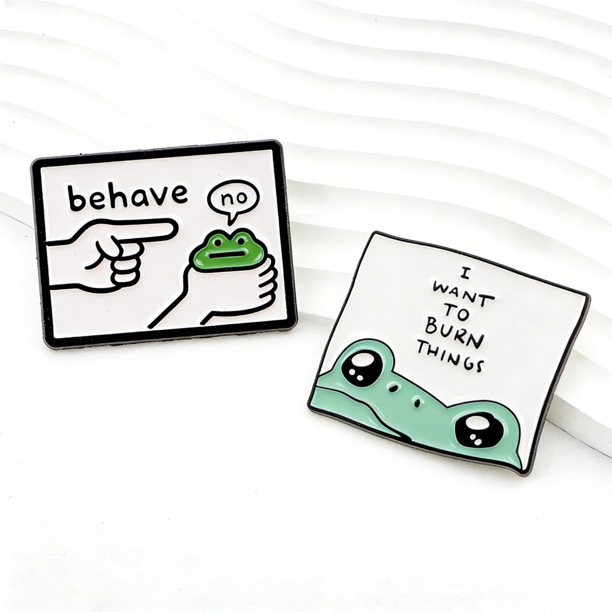 Kawaii grüne Frosch-Emaille-Pins, humorvolle „Behave No“-Broschen, Abzeichen für Rucksäcke, Sammlung, Geschenke, Schmuck, Cosplay-Zubehör