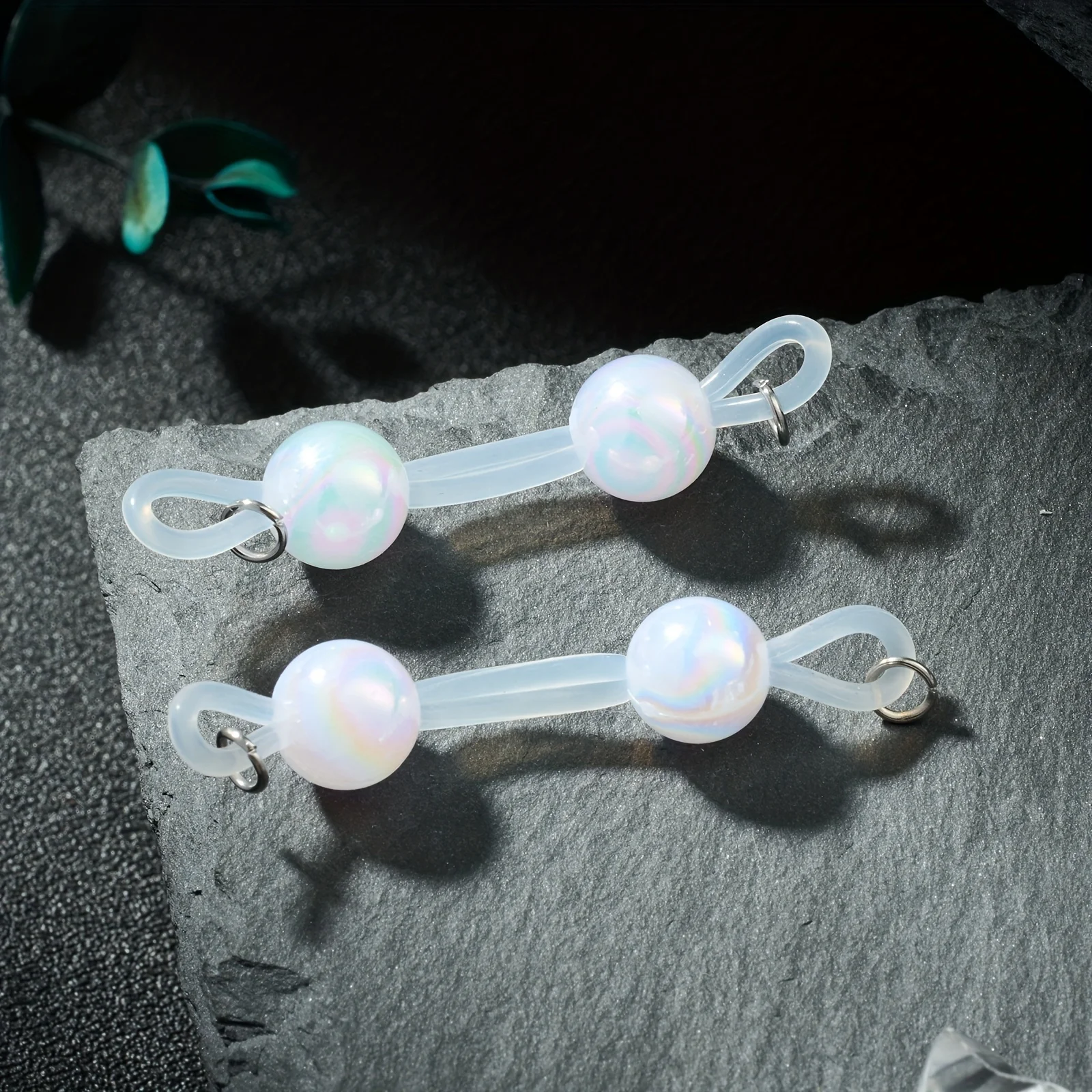 Perlenketten ohne Piercing – Pastellviolett, Rosa, schillerndes Rosa/Blau/Lila/, verstellbare Silikonringe, aufsteckbarer Schmuck – Detail 8