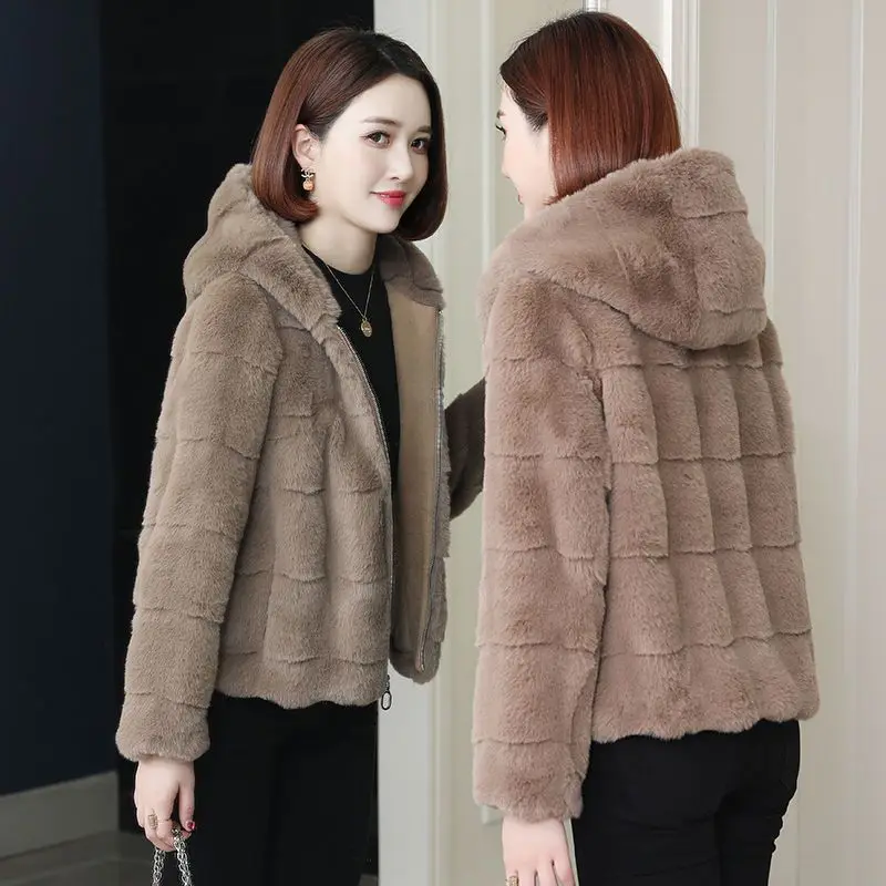 

Новинка 2023, модное женское пальто из искусственного меха с капюшоном, очень теплое женское короткое пушистое пальто из искусственного меха на осень и зиму C8