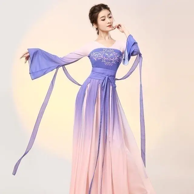 

The lead dancer's dance practice costume features a graceful and elegant female figure, with a long gauze garment. It is a Chine