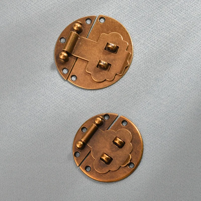 Round panel buckle Antique small buckle Zinc alloy lock padlock Iron leather box gift box wooden packing 1pcs