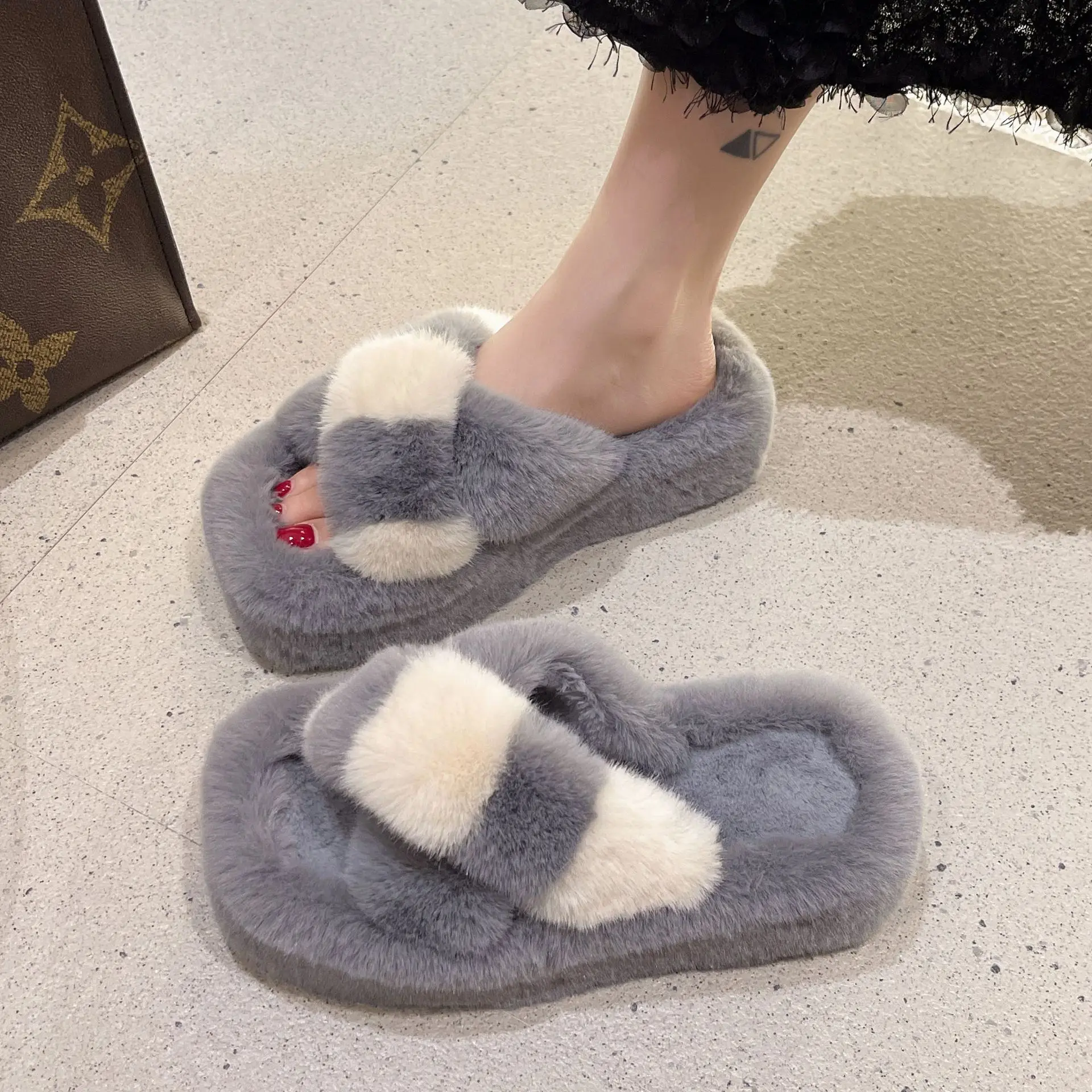 2023 New summer andAutumn fashion cross fluffy slippers women's indoor and outdoor one word flat cotton slippers ATD204