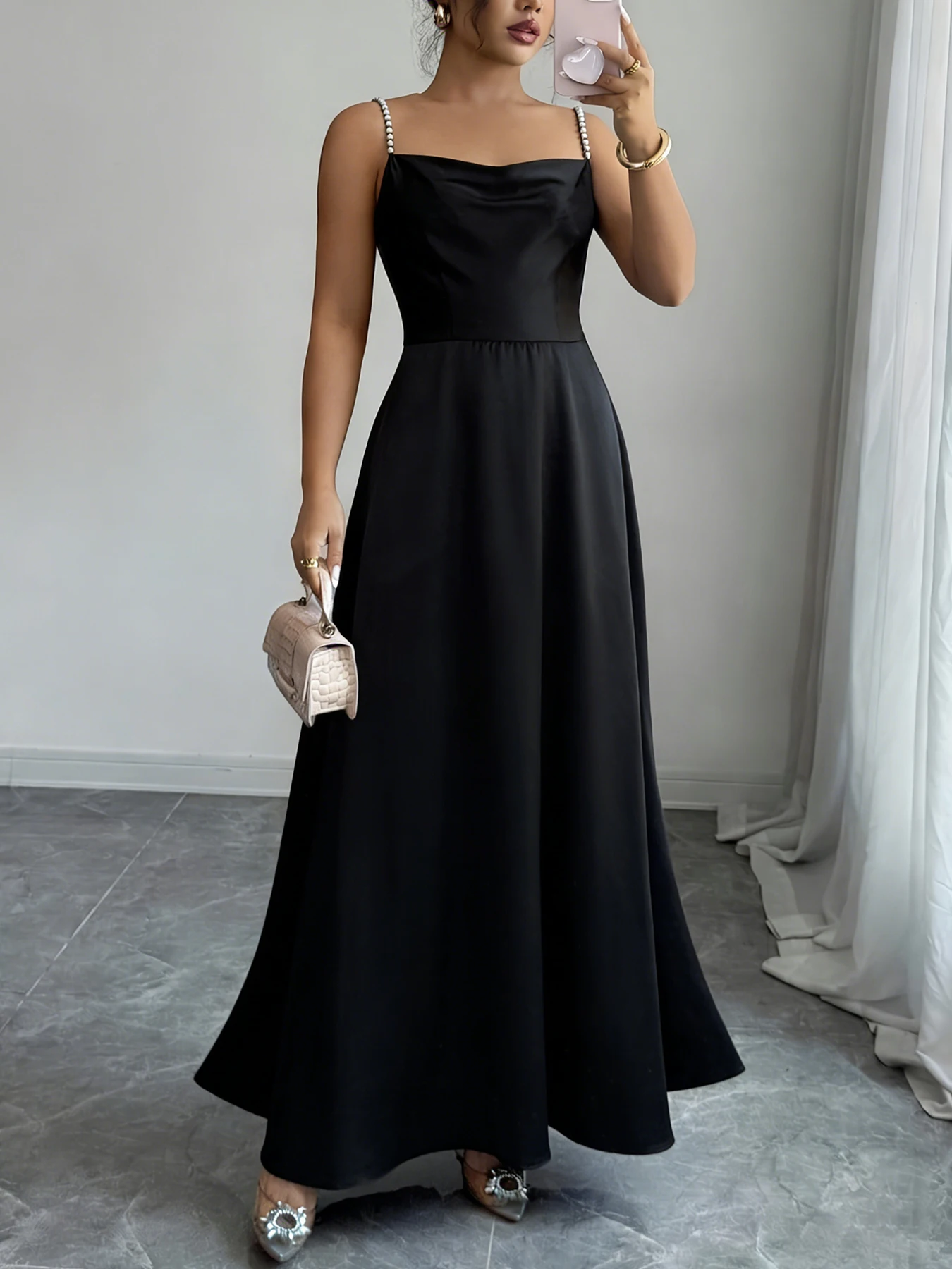 Damen Schwarzes Satin-Maxikleid mit Perlen, Spaghetti-Trägern, Quadratischem Ausschnitt, Hoher Taille, A-Linie, Elegantes Frühling-Sommer Party- und Abendkleid