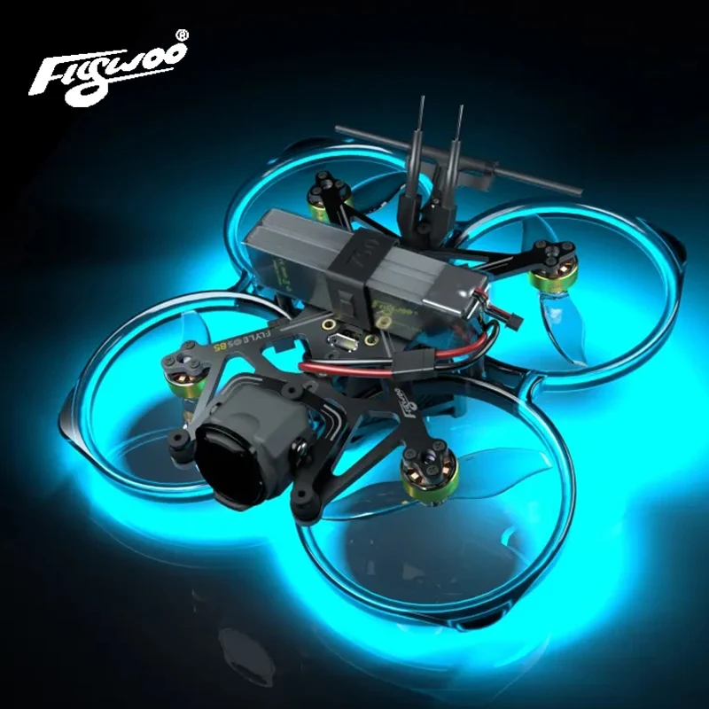 Vue depuis le drone FPV Course 4K survolant un paysage urbain avec retour home automatique