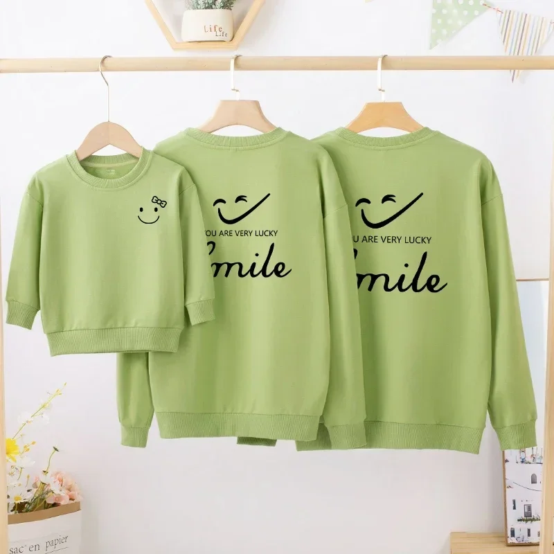 thumbnail image 1 of Camisetas con estampado de letras de sonrisa navideña Conjuntos familiares a juego de invierno Suéteres cálidos Tops para mamá, hija, niño y bebé Sudaderas para papá e hijo, 1 of 5