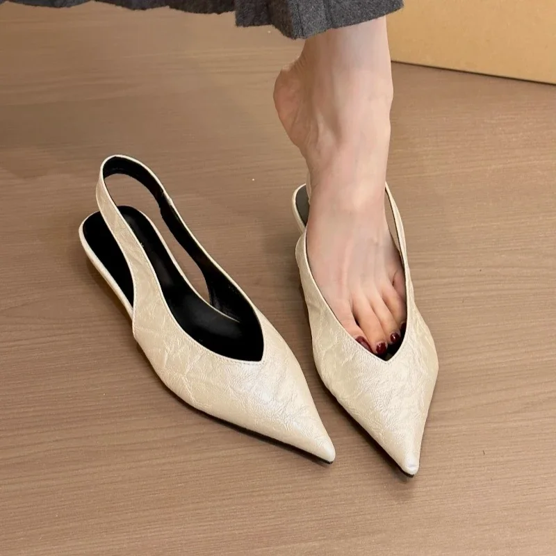 صنادل نسائية بأصابع مدببة وكعب إسفيني بنقشة جلد النمر 1