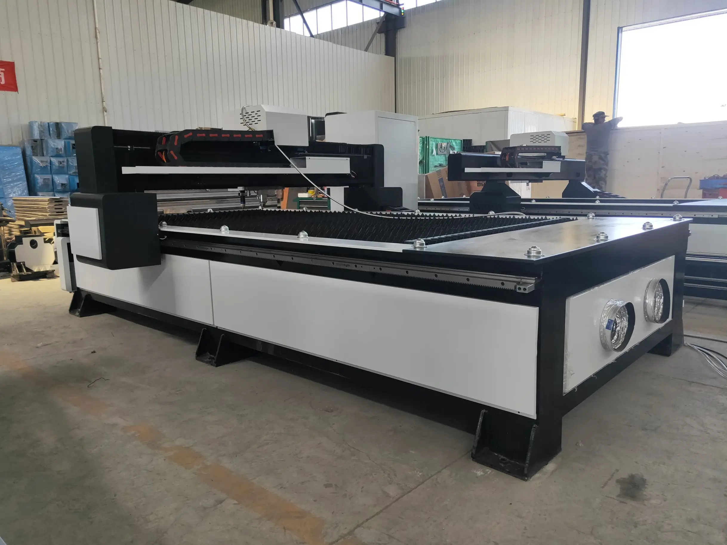 One machine with two heads plasma and fiber machine cut metal from 0.5 to 45mm 5