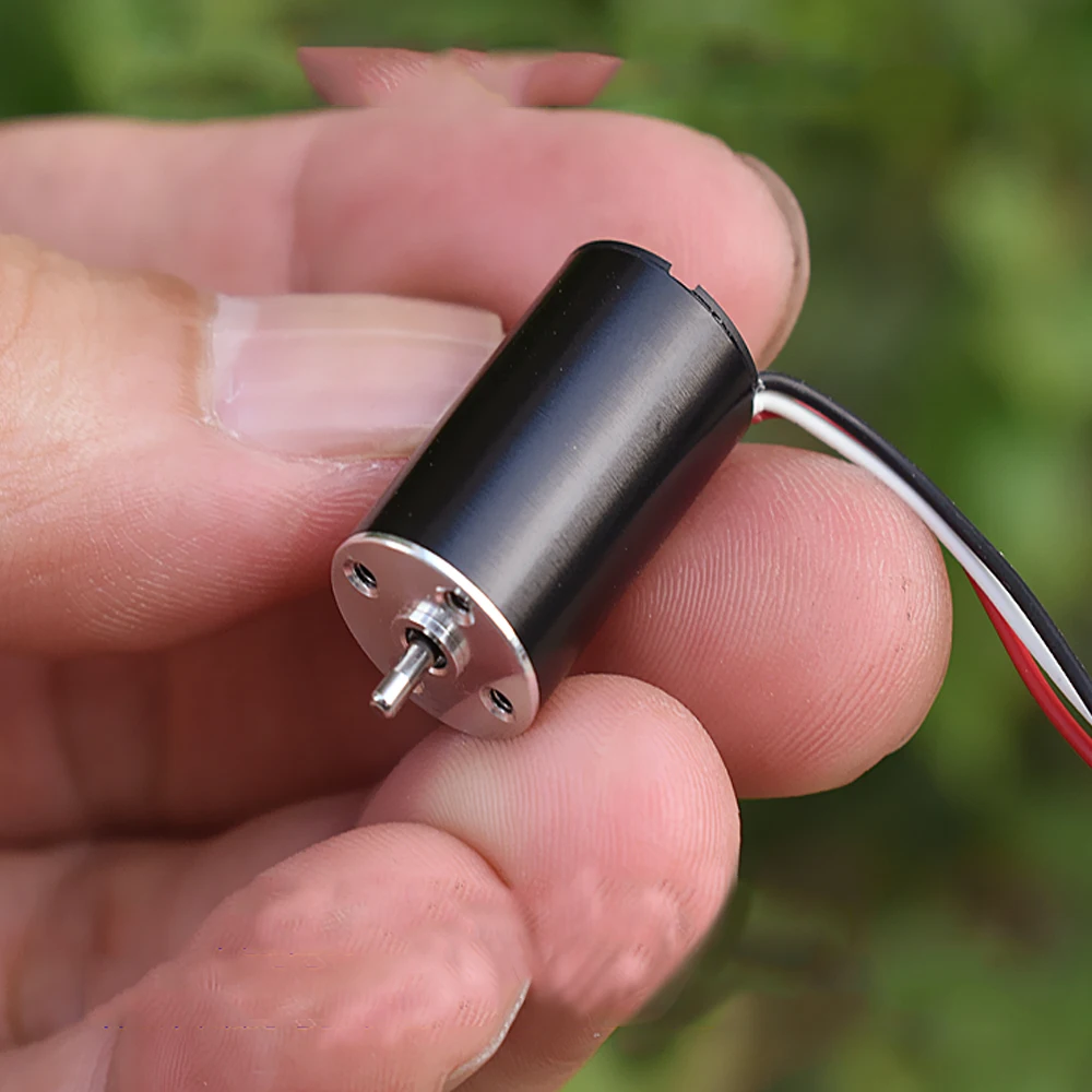 Vue de côté du mini moteur BLDC haute vitesse 43600 tr/min, avec son axe et ses câbles.