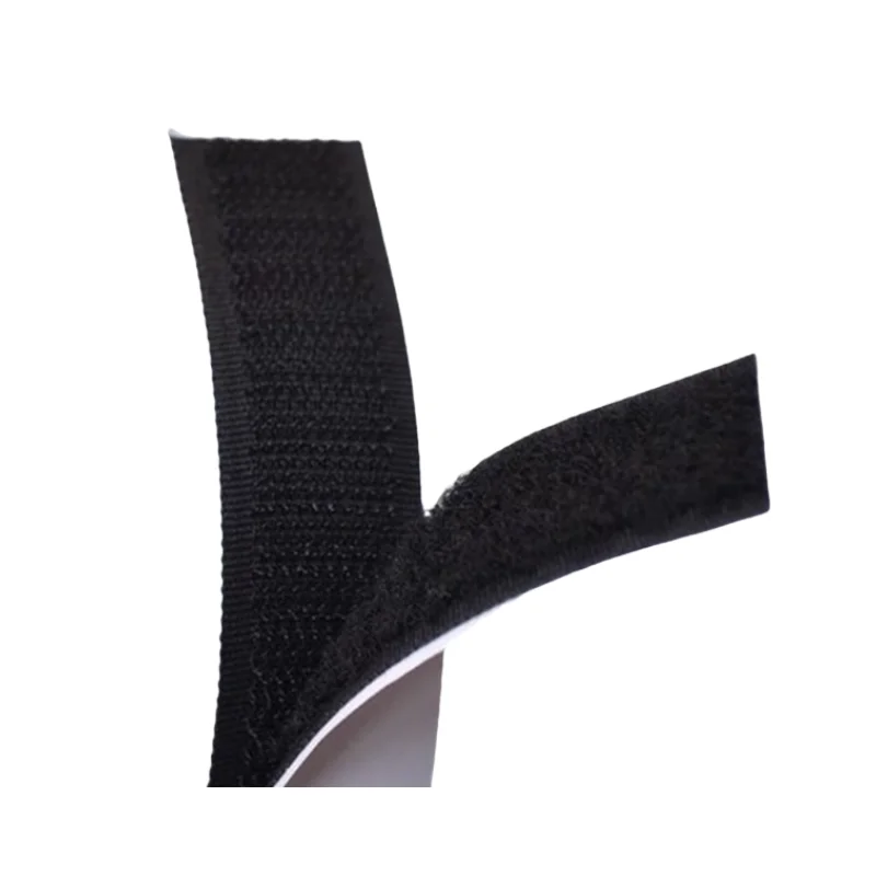 Ruban Velcro double face déroulé sur une surface, montrant sa longueur de 1 mètre pour fixation batterie.